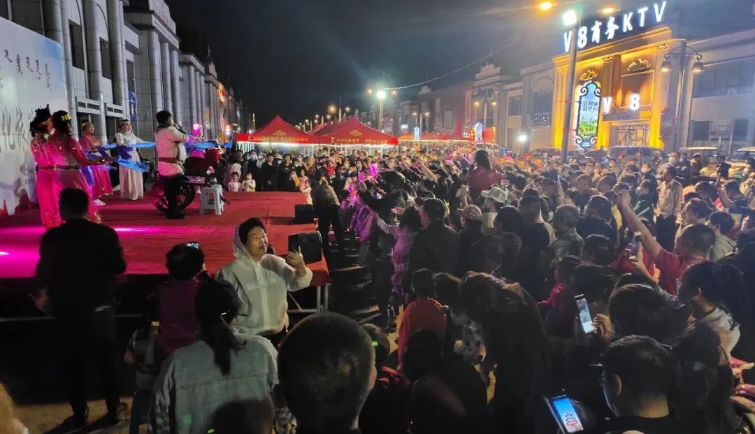 這個(gè)夜市太火爆！一起來(lái)逛吃逛吃！